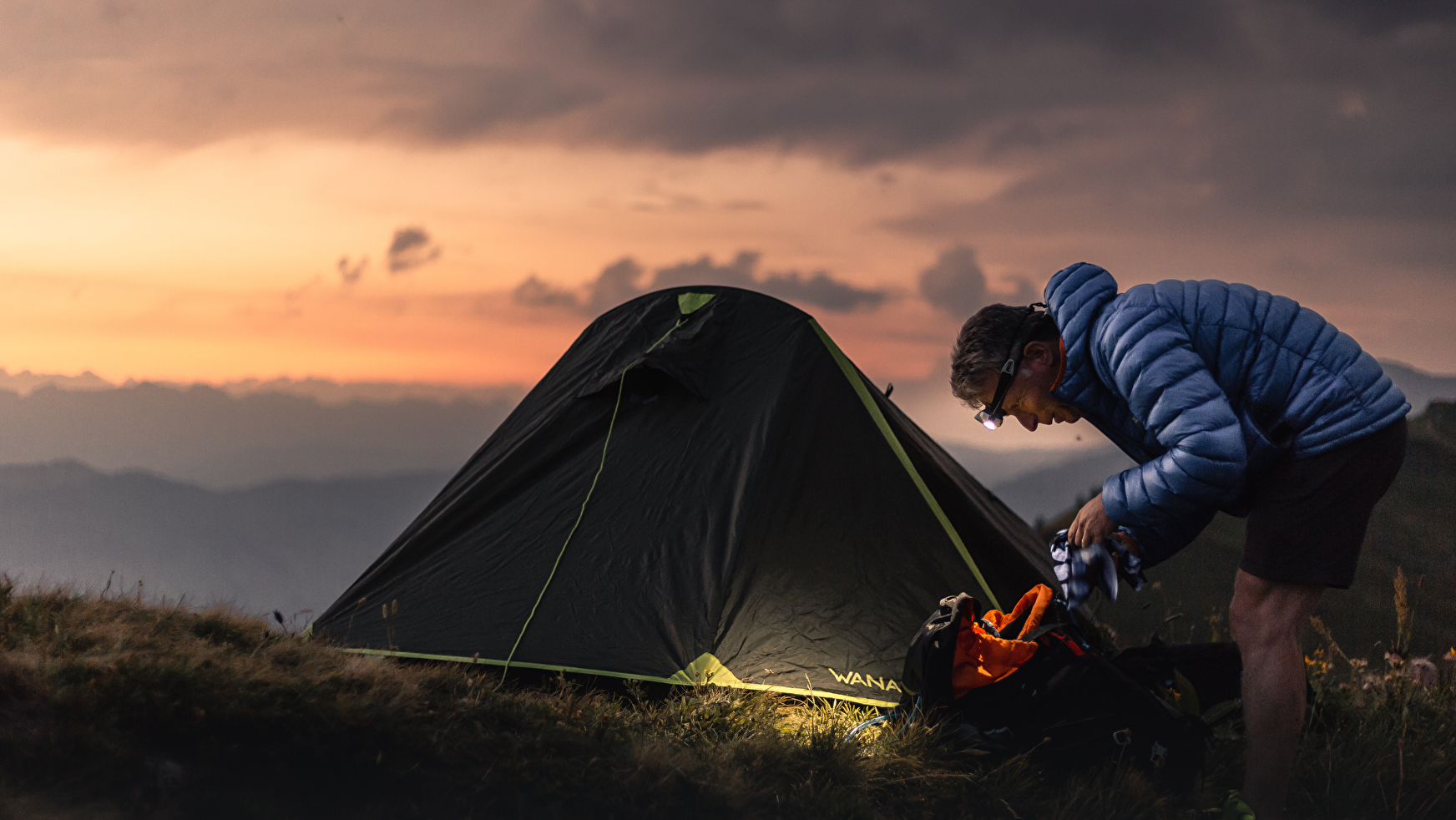 Tente de bivouac en montagne au coucher du soleil