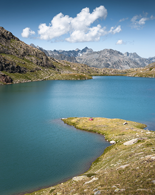 Paysage de montagne avec lac et bivouac